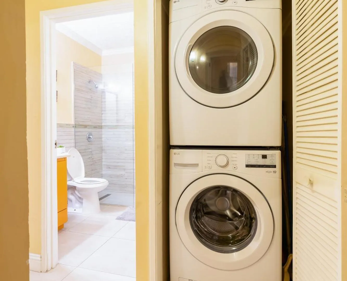 Choose To Be Happy At The Westbury - Two Bedroom Apartment Kingston